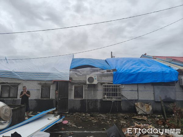 ▲國民黨立委謝龍介與黨籍議員召開記者會，宣佈捐款200萬元協助災後復原。（記者林東良翻攝，下同）