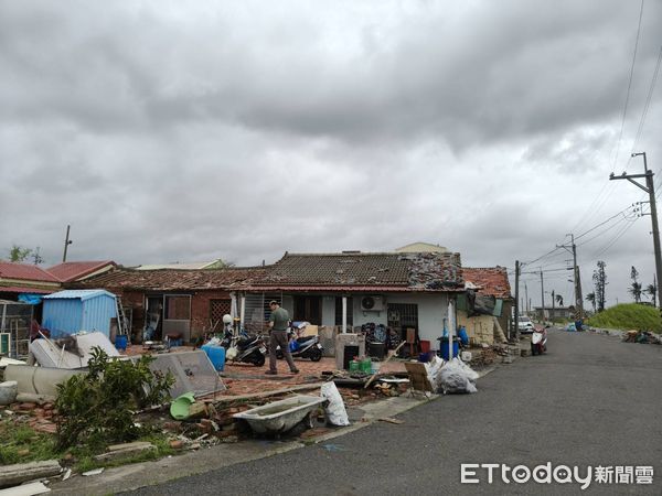 ▲國民黨立委謝龍介與黨籍議員召開記者會，宣佈捐款200萬元協助災後復原。（記者林東良翻攝，下同）