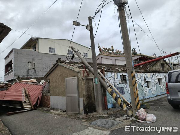 ▲國民黨立委謝龍介與黨籍議員召開記者會，宣佈捐款200萬元協助災後復原。（記者林東良翻攝，下同）