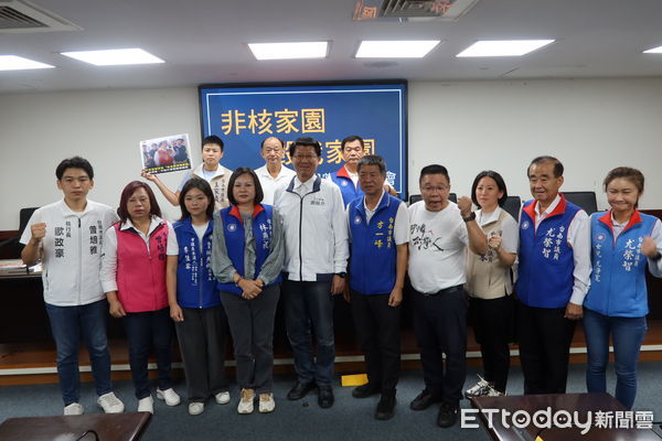 ▲國民黨立委謝龍介與黨籍議員召開記者會，宣佈捐款200萬元協助災後復原。（記者林東良翻攝，下同）