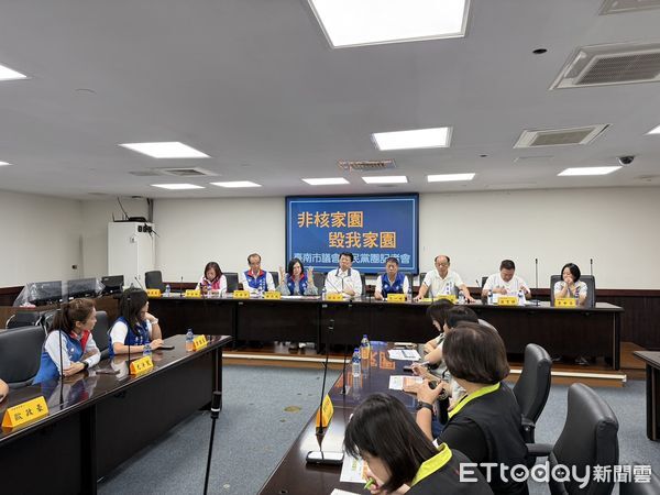 ▲國民黨立委謝龍介與黨籍議員召開記者會，宣佈捐款200萬元協助災後復原。（記者林東良翻攝，下同）