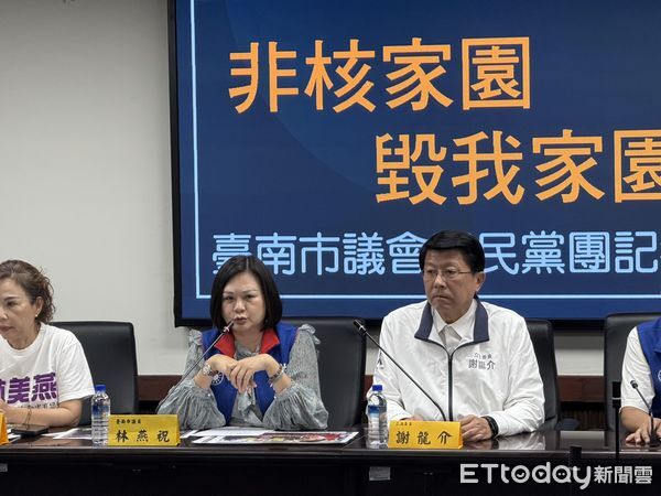 ▲國民黨立委謝龍介與黨籍議員召開記者會，宣佈捐款200萬元協助災後復原。（記者林東良翻攝，下同）