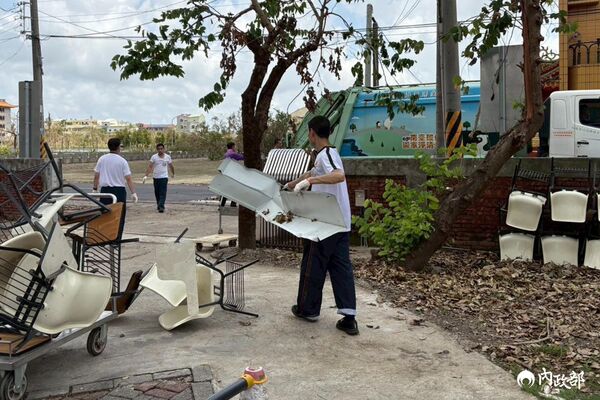 ▲▼內政部派1,350 位替代役青年搭乘40部專車，分批前往台南、嘉義、雲林等災後現場。（圖／內政部提供）