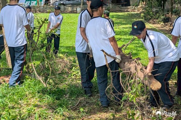 ▲▼內政部派1,350 位替代役青年搭乘40部專車，分批前往台南、嘉義、雲林等災後現場。（圖／內政部提供）
