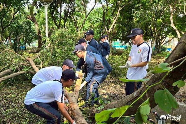 ▲▼內政部派1,350 位替代役青年搭乘40部專車，分批前往台南、嘉義、雲林等災後現場。（圖／內政部提供）