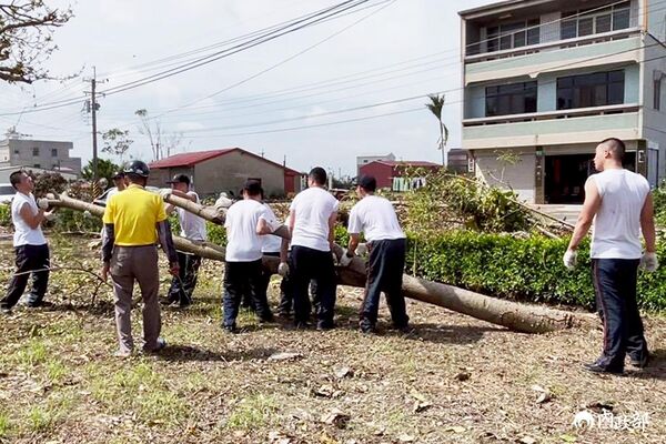 ▲▼內政部派1,350 位替代役青年搭乘40部專車，分批前往台南、嘉義、雲林等災後現場。（圖／內政部提供）