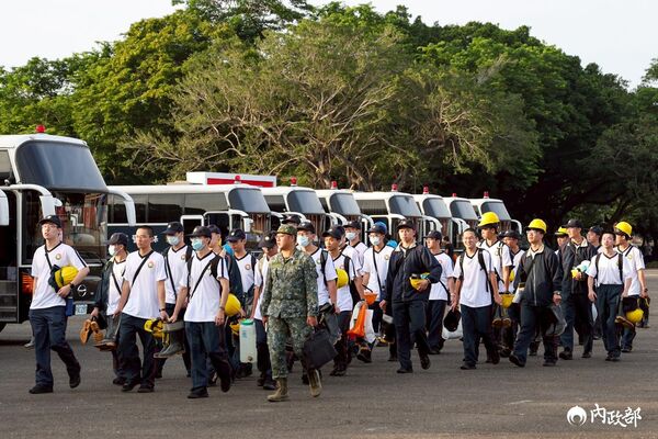 ▲▼內政部派1,350 位替代役青年搭乘40部專車，分批前往台南、嘉義、雲林等災後現場。（圖／內政部提供）