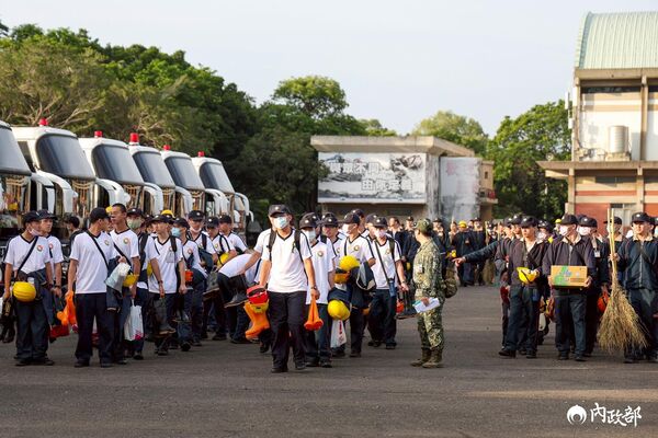 ▲▼內政部派1,350 位替代役青年搭乘40部專車，分批前往台南、嘉義、雲林等災後現場。（圖／內政部提供）
