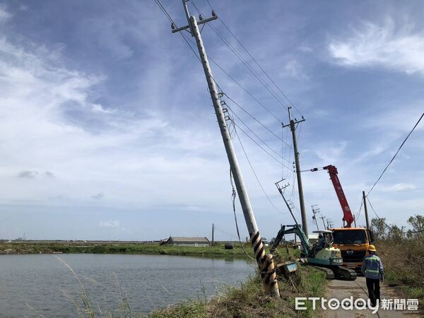 ▲台電工程人員在七股魚塭區立桿搶修，力拚今日全面復電。（記者林東良翻攝，下同）
