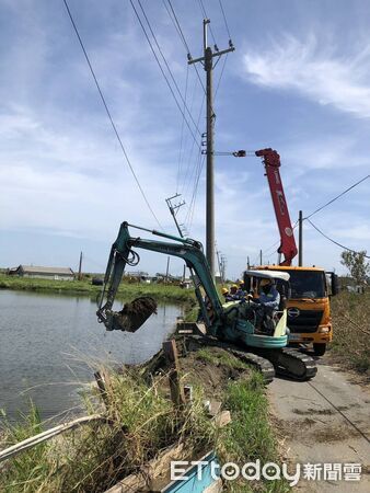 ▲台電工程人員在七股魚塭區立桿搶修，力拚今日全面復電。（記者林東良翻攝，下同）