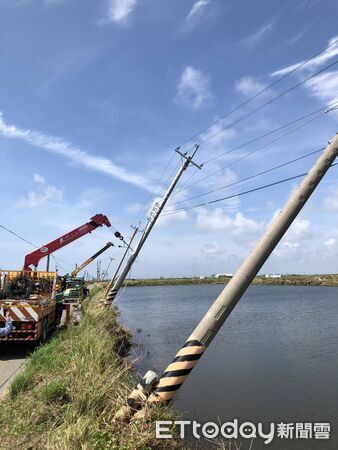 ▲台電工程人員在七股魚塭區立桿搶修，力拚今日全面復電。（記者林東良翻攝，下同）