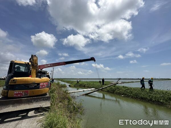 ▲台電工程人員在七股魚塭區立桿搶修，力拚今日全面復電。（記者林東良翻攝，下同）