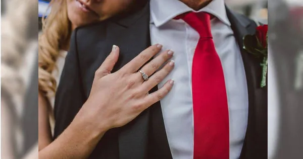 一名人妻婚後40多年才發現丈夫外遇20多年，因此提告小三求償100萬元。（示意圖／Unsplash）