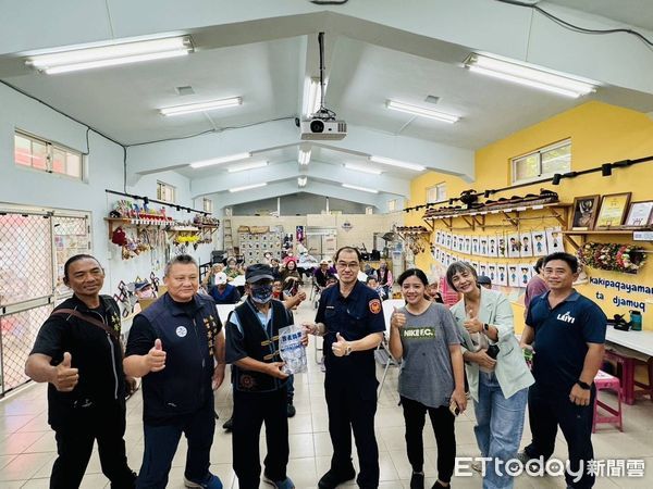 ▲潮州警分局長林俊雄偕同林德威，捐贈水餃慰問來義鄉受災民眾。（圖／記者陳崑福翻攝）