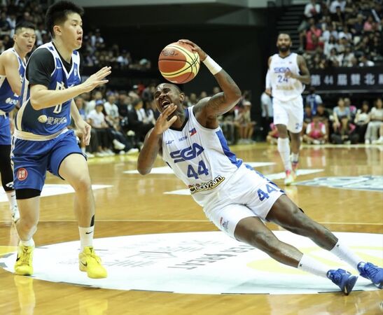 ▲瓊斯盃又出現「地貼」打滑爭議，籃協晚間6點將公開說明。（圖／籃協提供）