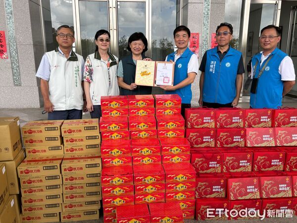 ▲高雄市海洋局與遠洋公會、漁會代表捐贈罐頭與即食粽，協助台南災民度難關。（記者林東良翻攝，下同）