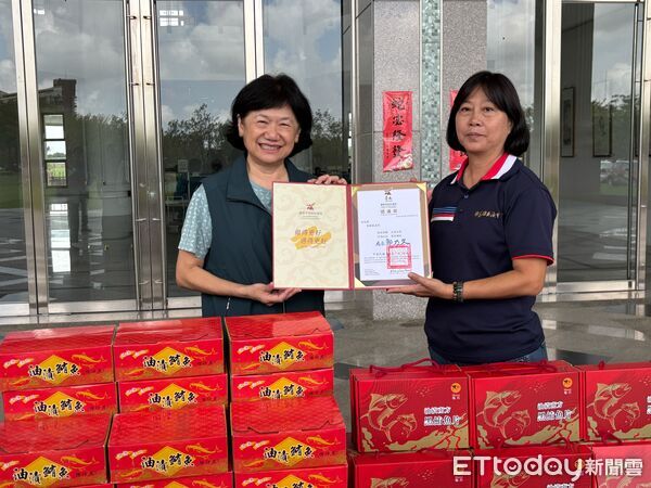 ▲高雄市海洋局與遠洋公會、漁會代表捐贈罐頭與即食粽，協助台南災民度難關。（記者林東良翻攝，下同）