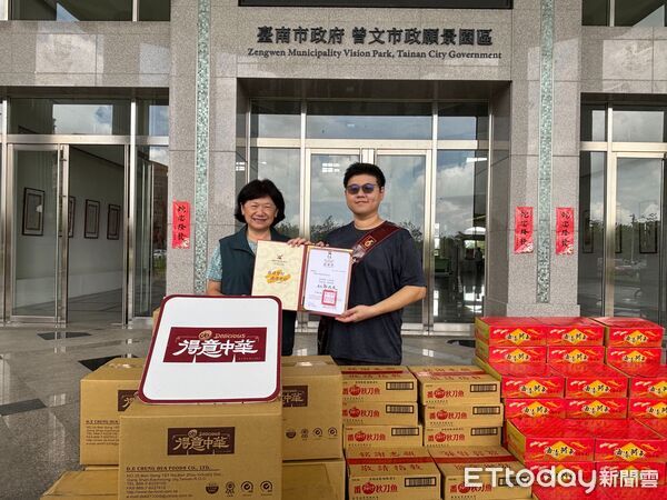 ▲高雄市海洋局與遠洋公會、漁會代表捐贈罐頭與即食粽，協助台南災民度難關。（記者林東良翻攝，下同）