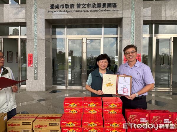 ▲高雄市海洋局與遠洋公會、漁會代表捐贈罐頭與即食粽，協助台南災民度難關。（記者林東良翻攝，下同）