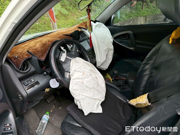 ▲自小客車因不明原因自撞，安全氣囊都爆開，所幸5人皆無生命危險。（圖／記者楊永盛翻攝）