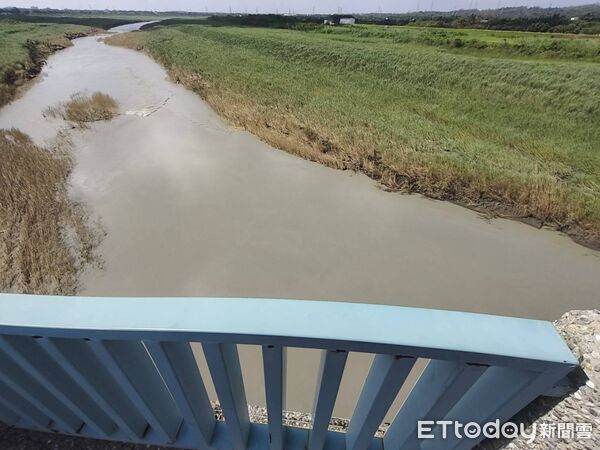 ▲消防局出動船艇與無人機於大內橋下曾文溪流域搜尋疑似落水男子。（民眾提供）