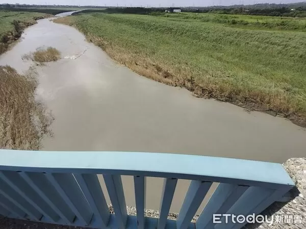▲消防局出動船艇與無人機於大內橋下曾文溪流域搜尋疑似落水男子。（民眾提供）