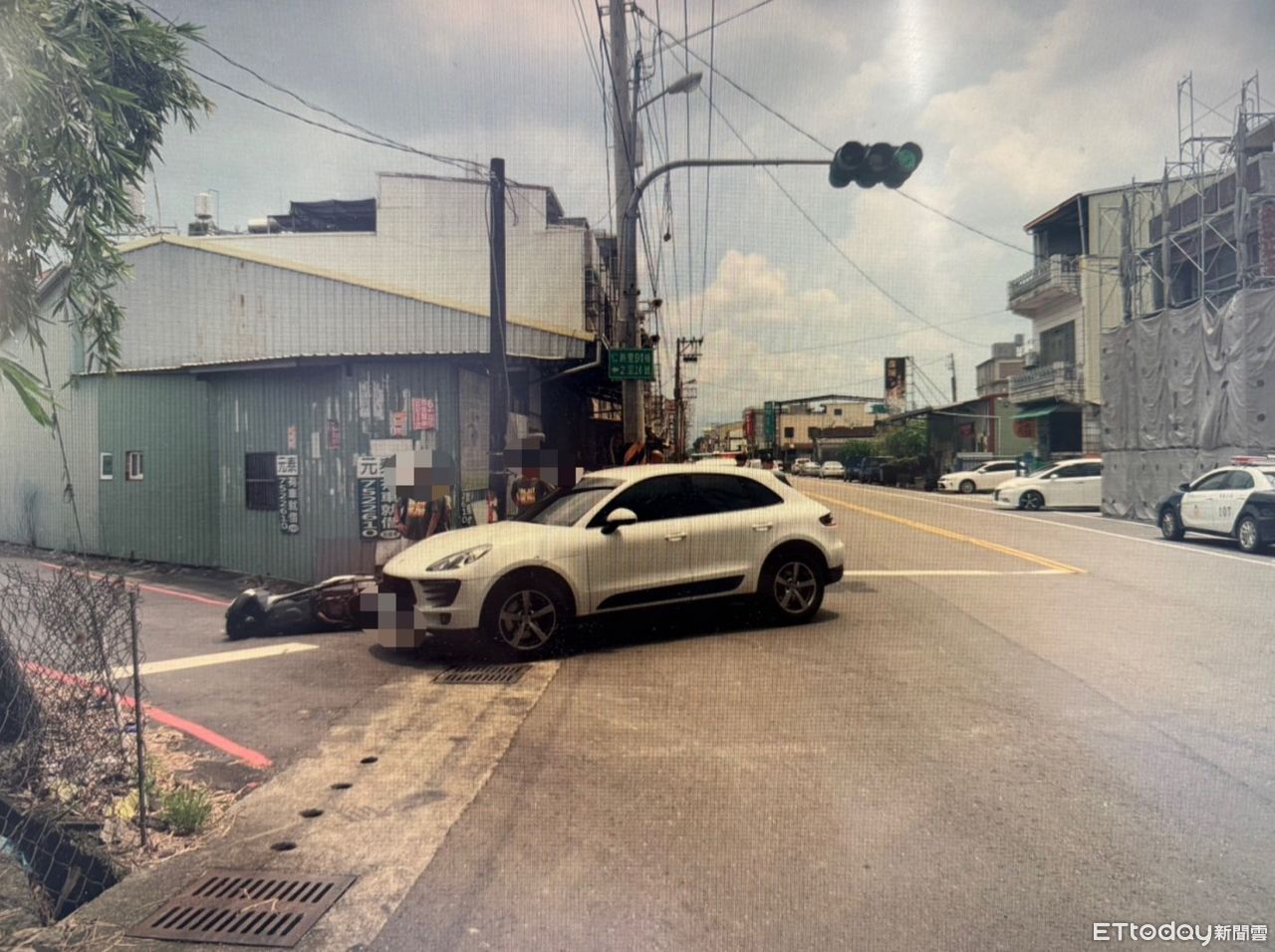 屏東保時捷右轉與同向機車撞擊　騎士人車倒地受傷送醫