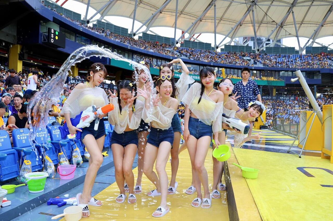 水槍裝尿！啦啦隊女神雙眼被噴紅　兄弟「涼水祭」爆失控