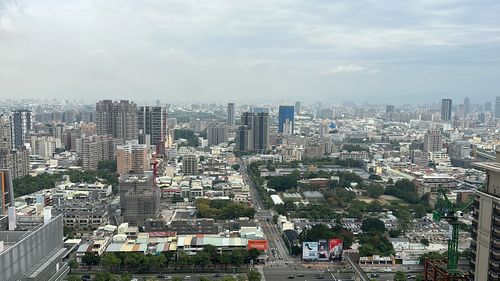 房價搭電梯、薪資爬樓梯　家戶分裂引爆「蝸居潮」