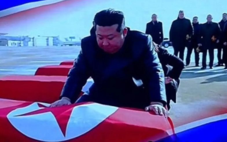 ▲▼金正恩「鱷魚的眼淚」！摸北韓士兵棺材大內宣 。（圖／朝中社）