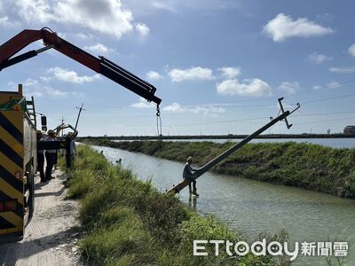 台南沿海三區復電慢 台電扛300公斤變壓器搶修「一戶都不能少」