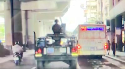 軍用悍馬擦撞公車「零件噴飛」　網看1點：感覺不太能怪駕駛