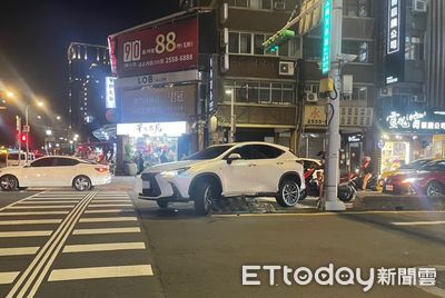 北市休旅車迴轉自撞卡路中　25歲女駕駛：沒看到分隔島