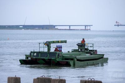 M3浮門橋車緊急阻絕河道 CM11戰車對突進船團集火打擊