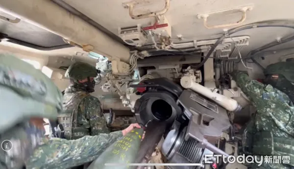 ▲陸軍M109A2自走砲的砲班接獲射擊命令，將射擊諸元裝定後，將榴彈搬至推彈器並送往藥室內，待命射擊。（圖／第三作戰區提供）