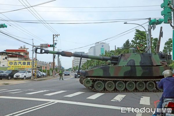 ▲M109A2自走砲完成海灘要域火殲操演後，立即轉移陣地持續發揚火力。（圖／第三作戰區提供）