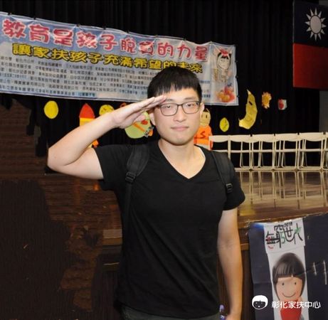 ▲暖警蔡汶融遭撞飛重傷昏迷，彰化家扶盼各界為他集氣。（圖／翻攝自彰化家扶中心）