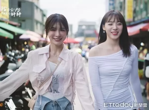 ▲樂天桃猿人氣啦啦隊女孩岱縈帶路與來台應援的河智媛前往桃園南門市場「吃胖胖」。（圖／翻攝Yahoo）