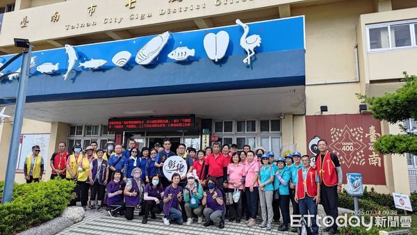 ▲彰化縣整合各局處及民間單位出動62人及大型機具挺進台南災區。（圖／縣府提供）