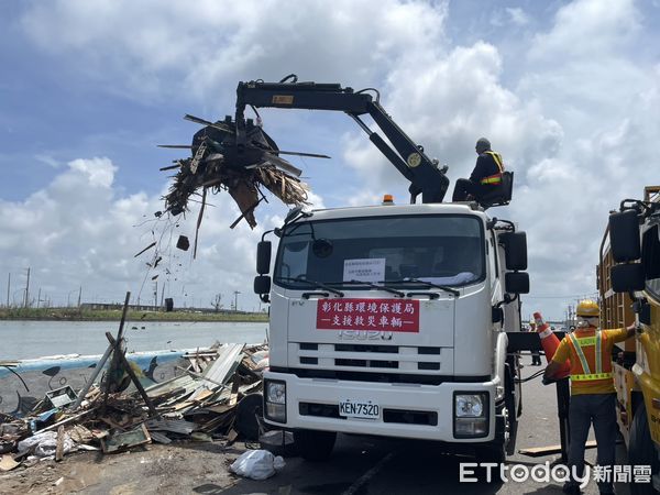 ▲彰化縣整合各局處及民間單位出動62人及大型機具挺進台南災區。（圖／縣府提供）