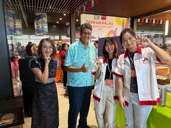 ▲我國駐帛琉大使黎倩儀(左一)與帛琉總統惠恕仁(左二)一同參訪攤位，獲我商熱烈歡迎。(圖／貿協提供）