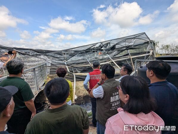 ▲農業部長陳駿季與台南市長黃偉哲14日赴北門牛記蘭花農場勘災，實地了解災損情形。（記者林東良翻攝，下同）