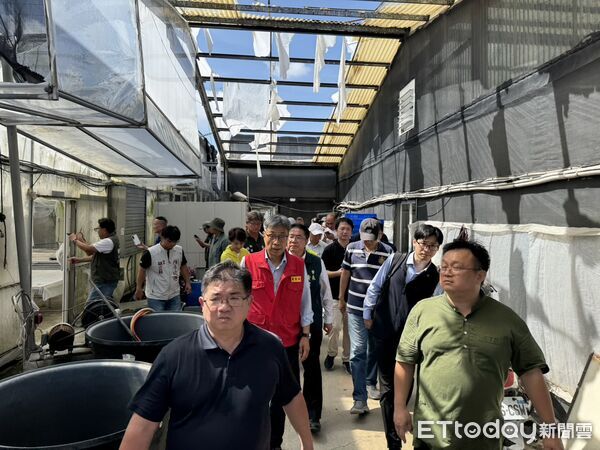 ▲農業部長陳駿季與台南市長黃偉哲14日赴北門牛記蘭花農場勘災，實地了解災損情形。（記者林東良翻攝，下同）