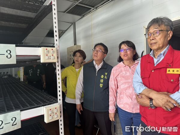 ▲農業部長陳駿季與台南市長黃偉哲14日赴北門牛記蘭花農場勘災，實地了解災損情形。（記者林東良翻攝，下同）