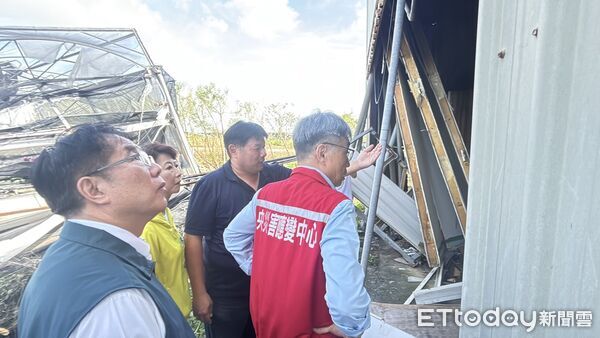 ▲農業部長陳駿季與台南市長黃偉哲14日赴北門牛記蘭花農場勘災，實地了解災損情形。（記者林東良翻攝，下同）