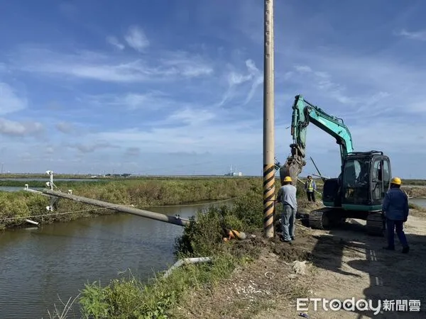 ▲台電人員冒高溫進入台南沿海塭區搶修供電，因施工車輛無法進入，只能徒手扛變壓器進場。（記者林東良翻攝，下同）