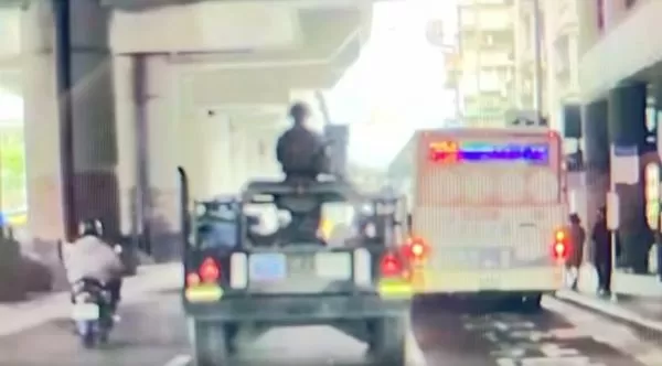 ▲▼軍用悍馬擦撞公車「零件噴飛」　網看1點：感覺不太能怪駕駛。（圖／翻攝爆廢公社）