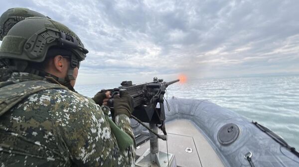 ▲▼兩棲連官兵實施50機槍射擊。（圖／軍聞社）