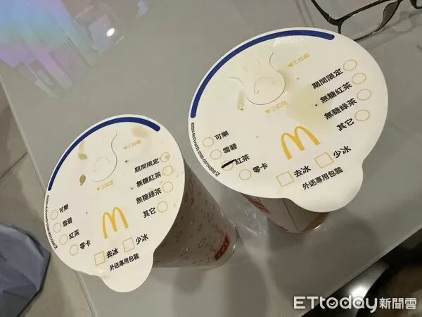 ▲▼麥當勞外送飲料杯從塑膠杯蓋變成紙封膜。（圖／網友@ffc880506授權提供）