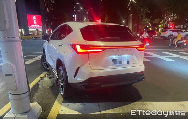 ▲北市承德路南京西路口14日晚間發生休旅車迴轉自撞分隔島受困車或。（圖／記者張君豪翻攝）